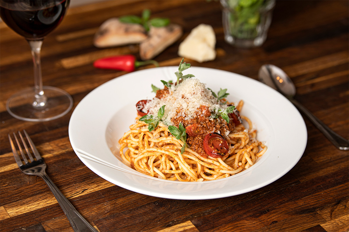 Spaghetti med tomatsauce, cherrytomater og revet ost hos Mamma’s.