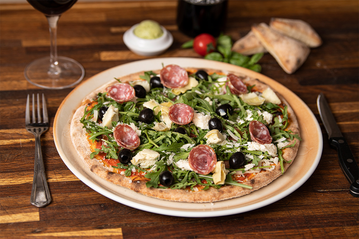 Pizza med salami, rucola, oliven og ost hos Mamma’s.
